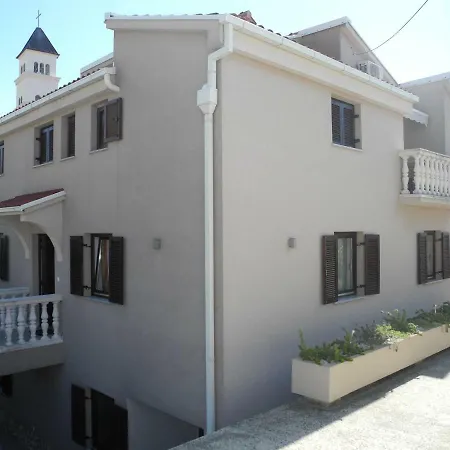 Damir 2+2 Apartment